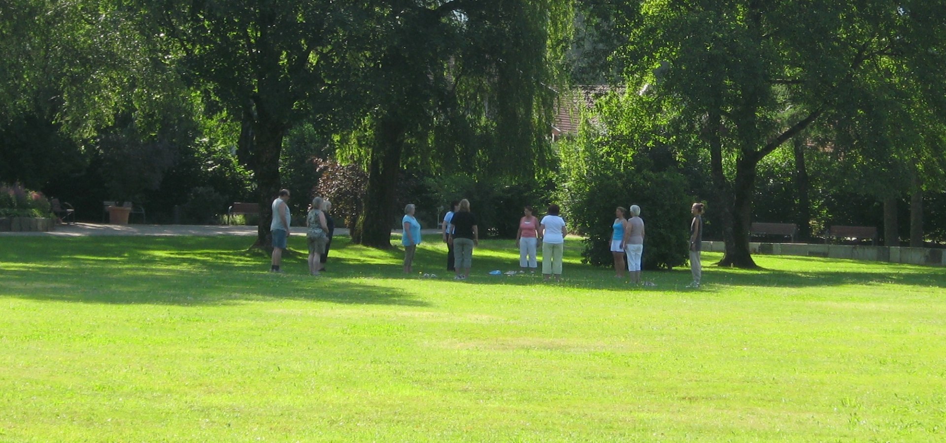 Qigonggruppe entspannt im Grassauer Kurpark.