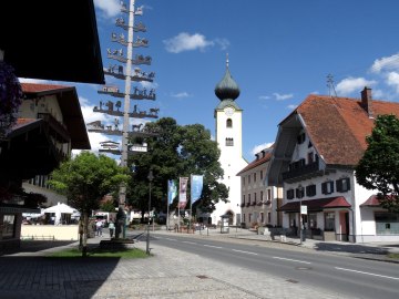 Ortskern von Grassau mit Kirche und Tourist-Information, © Tourist-Information Grassau