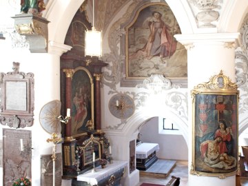 Innenansicht Grassauer Kirche mit Stuck und Fresken.