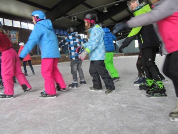 Kinder beim Schlittschuhlaufen, © GM Grassau / J. Stiegler