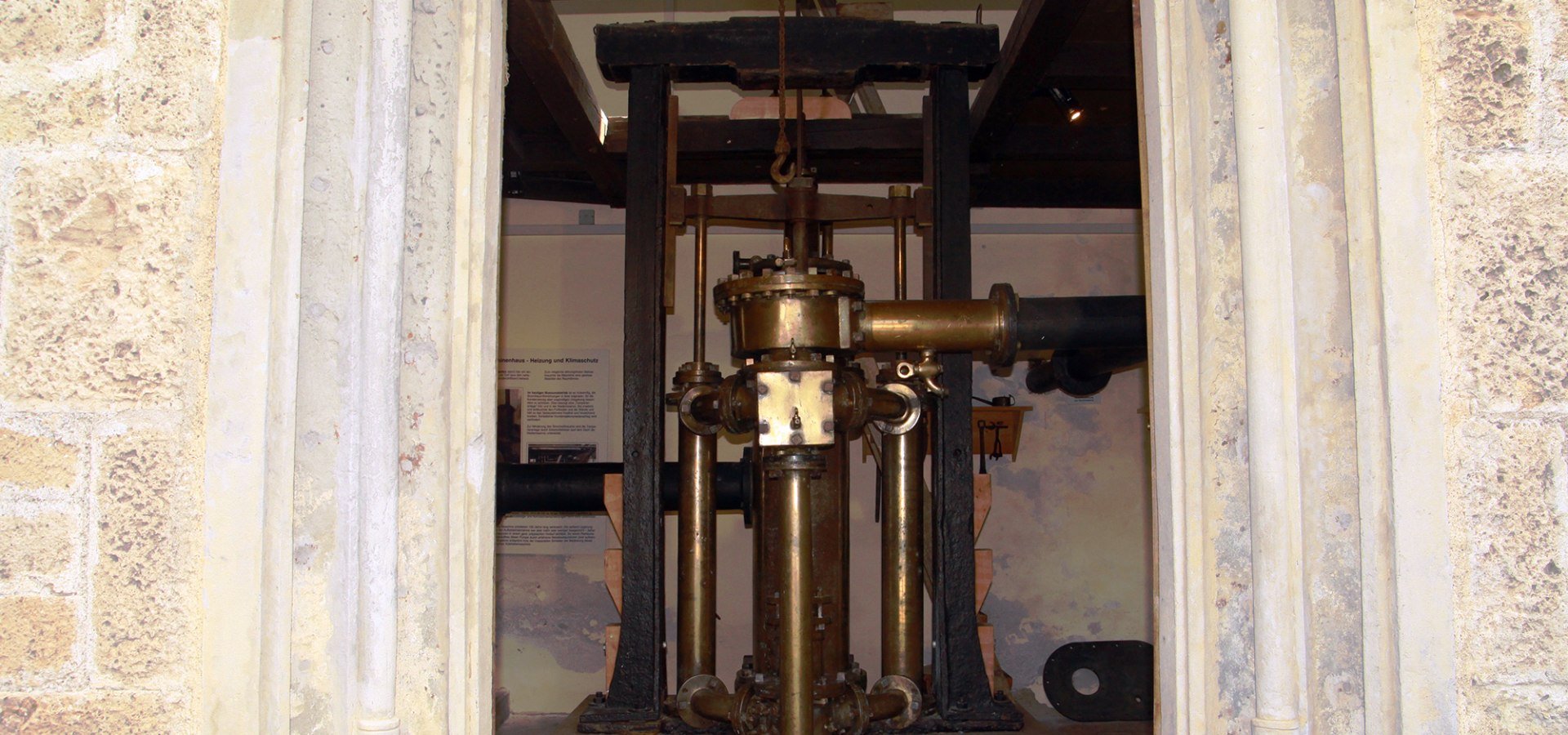 Herz der ehemaligen Pumpstation war die Wassersäulenmaschine von Georg von Reichenbach (Solehebemaschine). Sie arbeitete nach dem Prinzip der Dampfmaschine. Als Antrieb nutzte sie Wasserdruck., © Museum Salz und Moor / Stefan Kattari