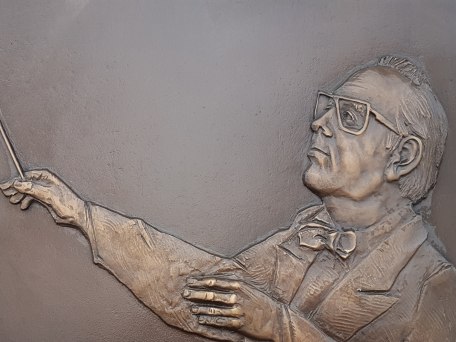 Gedenktafel für den Dirigenten Wolfgang Sawallisch auf dem nach ihm benannten Platz vor der Grassauer Musikschule, © Tourist-Information Grassau