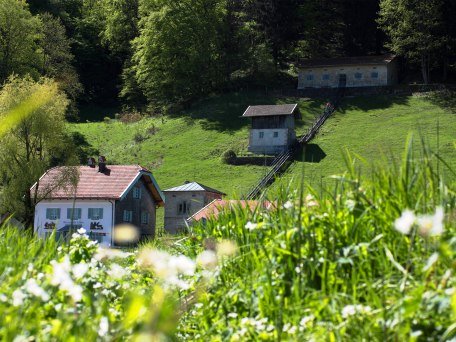 Das historische Gebäudeensemble des Klaushäusls zwischen Grassau und Rottau beherbergt heute das Museum Salz &amp; Moor., © Museum Salz und Moor / Stefan Kattari