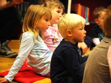 Kindergartenkinder besuchen die Bücherei Grassau zum Bilderbuchkino