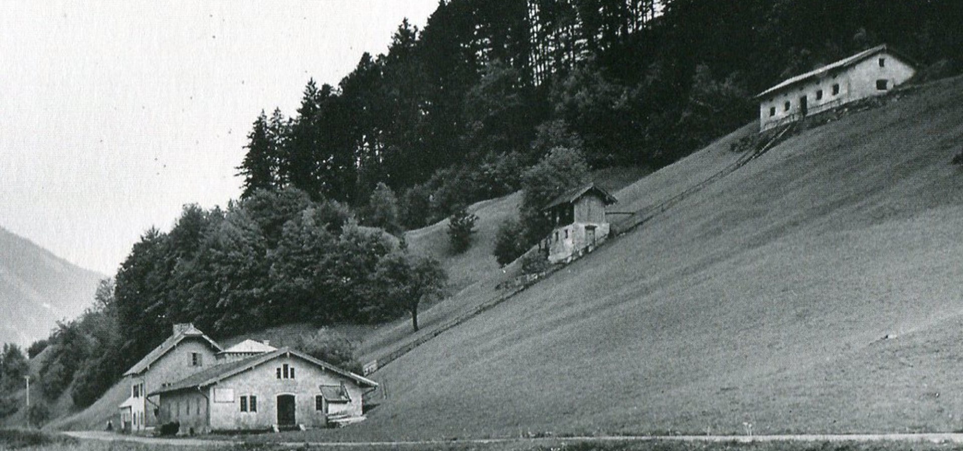 Blick von Rottau nach Grassau auf das Gebäudeensemble der ehemaligen Solepumpstation Klaushäusl., © Museum Salz und Moor