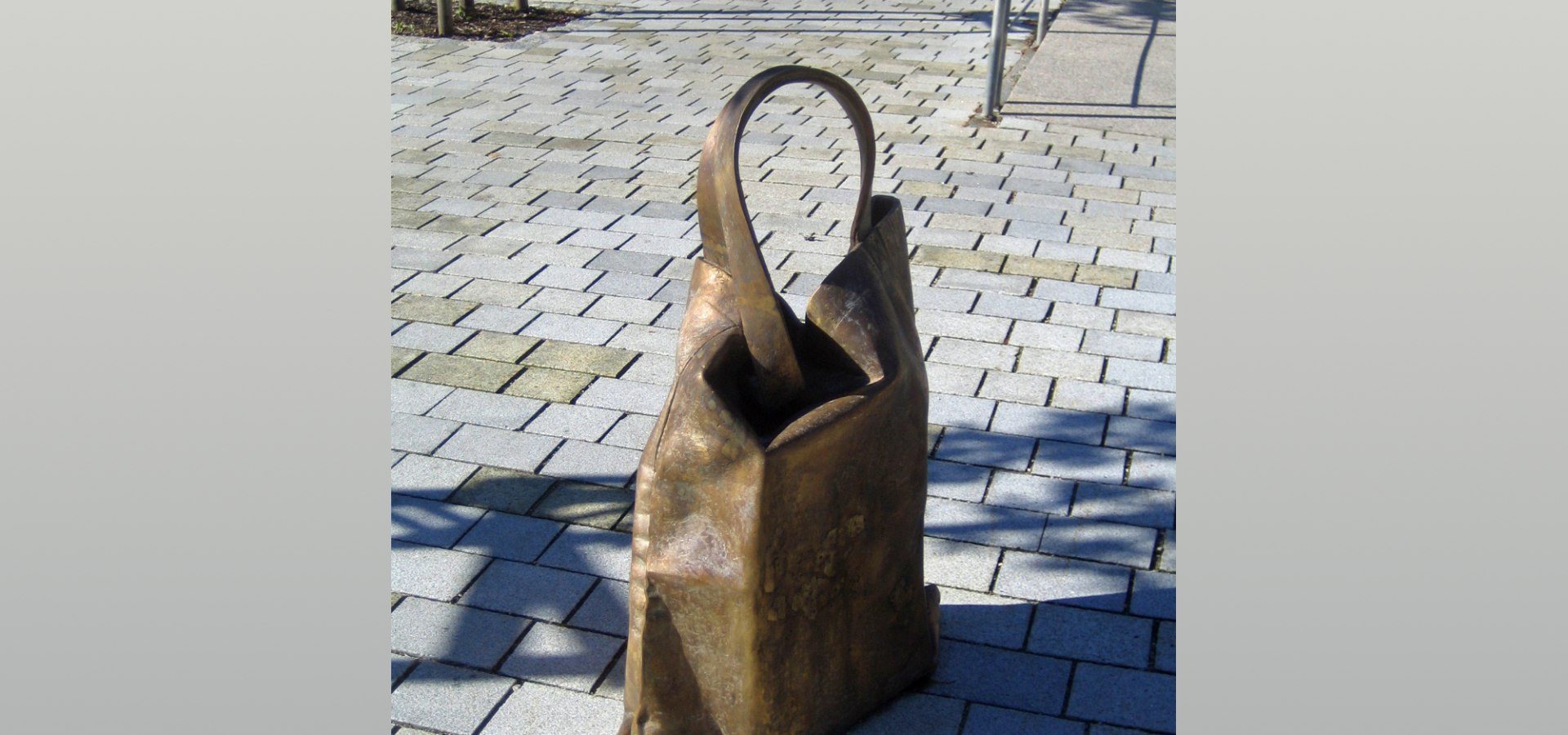 Einkaufstasche aus Bronze, © Kamm Erich