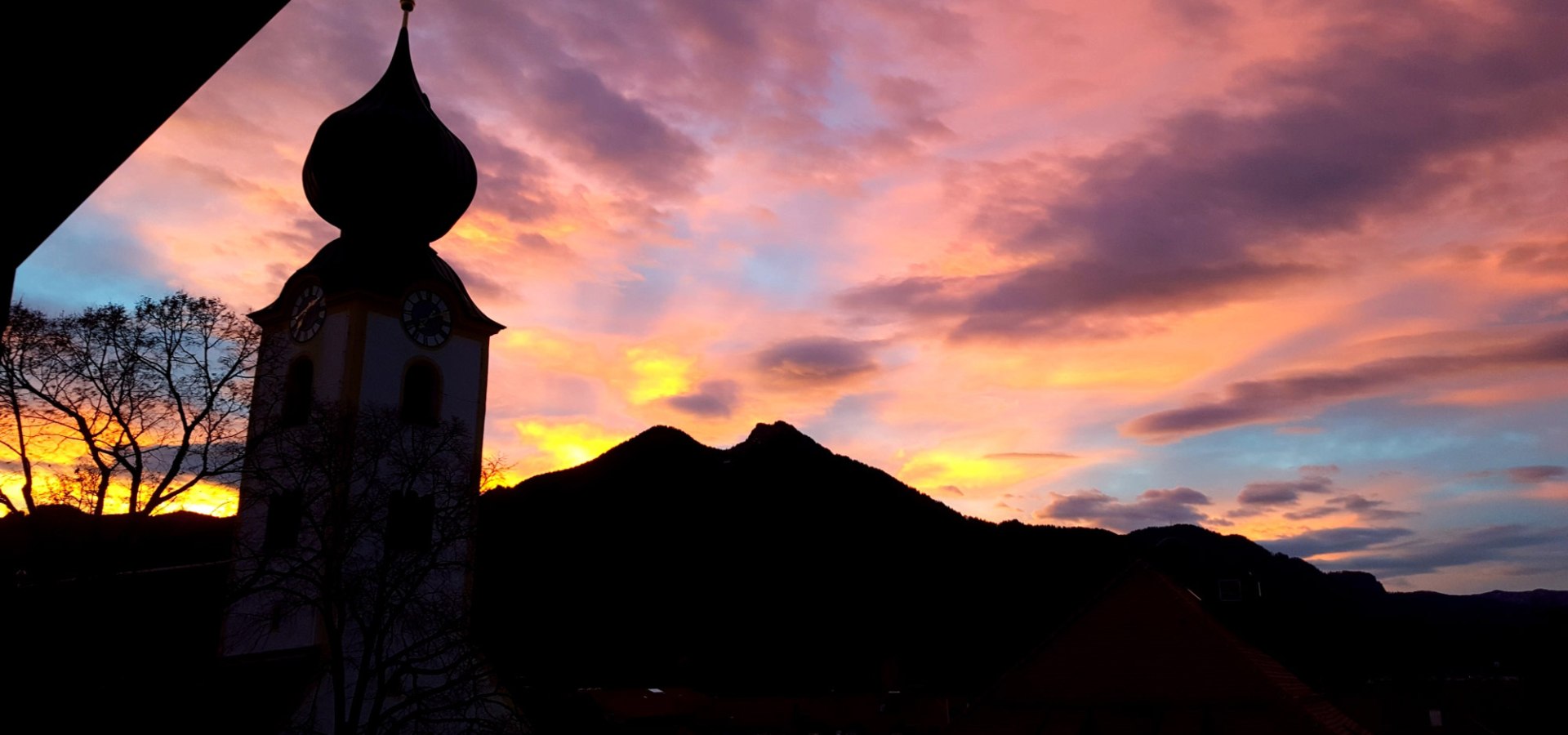 Föhnwolken und Sonnenaufgang über Grassau, © Janine Kather